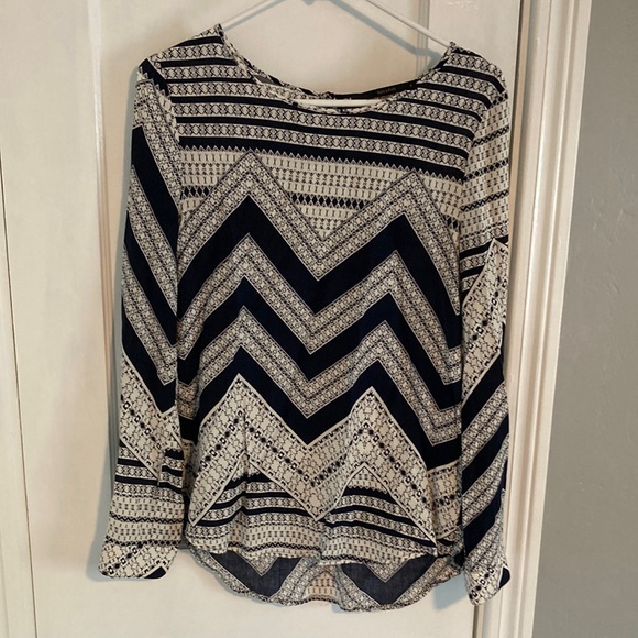 fun 2 fun Tops - ✴️Fun 2 Fun Blue and White Graphic Blouse